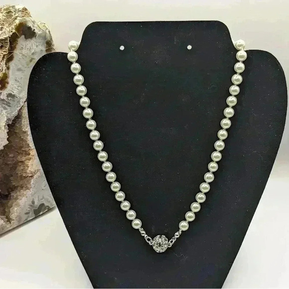 Necklace Jewelry - EUC 18" Cream Knotted Faux Pearl Necklace with Rhinestone Magnetic Closure